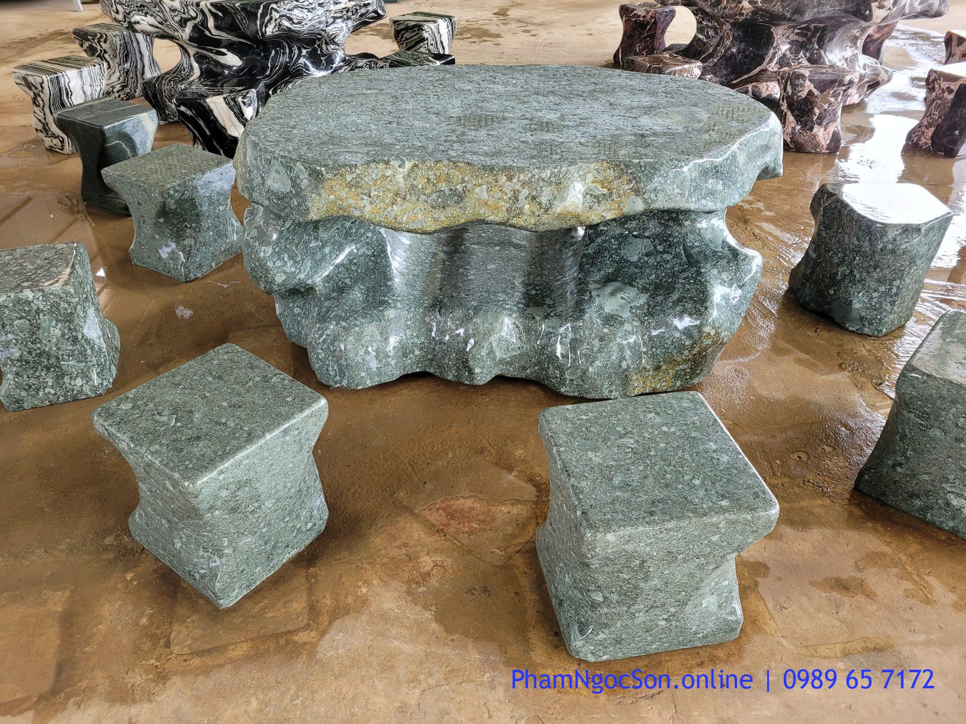 Bàn ghế đá tự nhiên