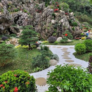 Thi công sân vườn hồ cá koi hòn non bộ, Đá bước dạo sân vườn